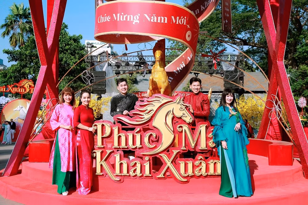 Du xuân sớm, các nghệ sĩ còn chung tay thực hiện chương trình ý nghĩa, quyên góp gây quỹ để mua quà Tết cho những em nhỏ có hoàn cảnh khó khăn, mồ côi, bệnh nhi ung thư.