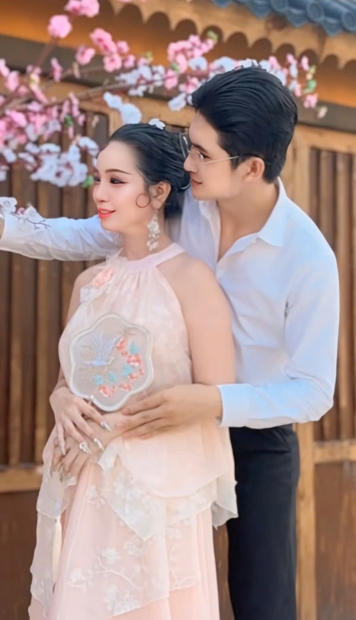Bộ ảnh xuân không chỉ là sự kết hợp giữa thời trang và nghệ thuật, mà còn là lời chào dịu dàng gửi đến mùa mới, nơi những điều đẹp đẽ đang lặng lẽ nở hoa.