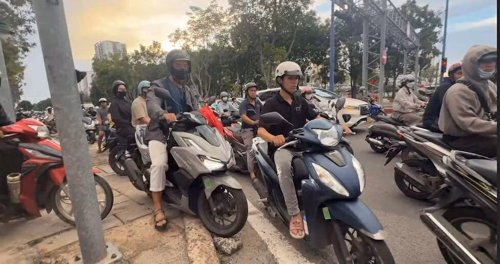 Việc xe máy leo lên lề đường chen chúc thoát khỏi thảm cảnh ùn tắc diễn ra hết sức nghiêm trọng, bất chấp mức phạt nặng về luật ATGT được thực hiện trong thời gian qua.