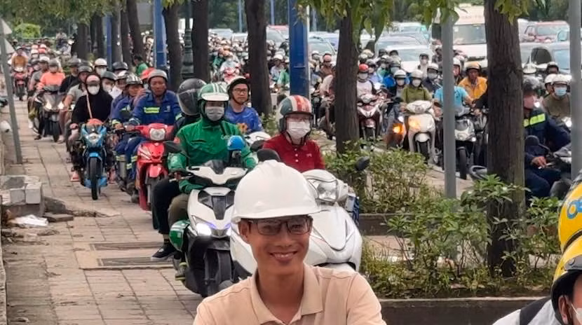 Ngã 3 Mai Chí Thọ - Trần Quý Kiên (phường Bình Trưng, TP HCM) được xem là nút giao phức tạp, xe cộ lưu thông đông đúc kể từ khi nút giao An Phú thi công, phương tiện chọn hướng đi thay thế. Vì vậy tình trạng ùn ứ thường xuyên xảy ra tại đây vào các khung giờ cao điểm.
