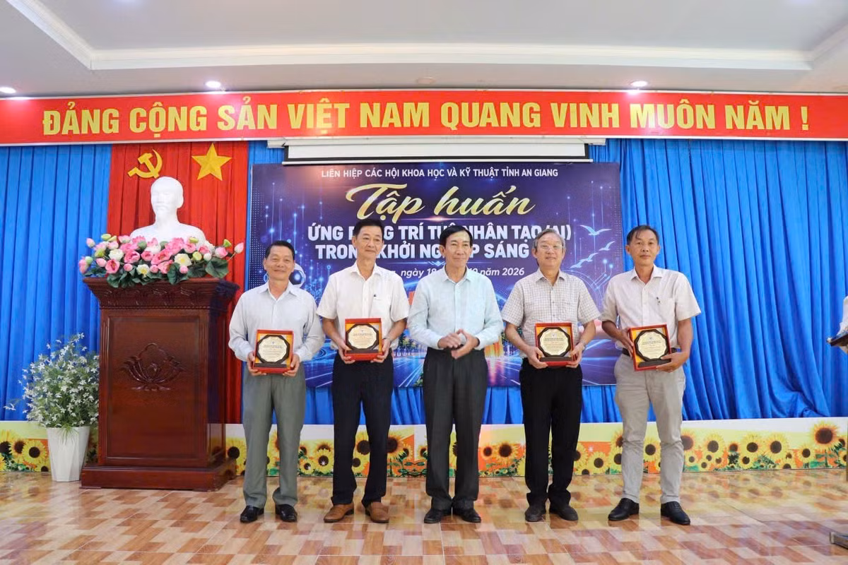 Ông Trương Minh Thuần, Chủ tịch Liên hiệp Hội tỉnh An Giang trao biểu trưng tri ân các ủy viên Ban Chấp hành