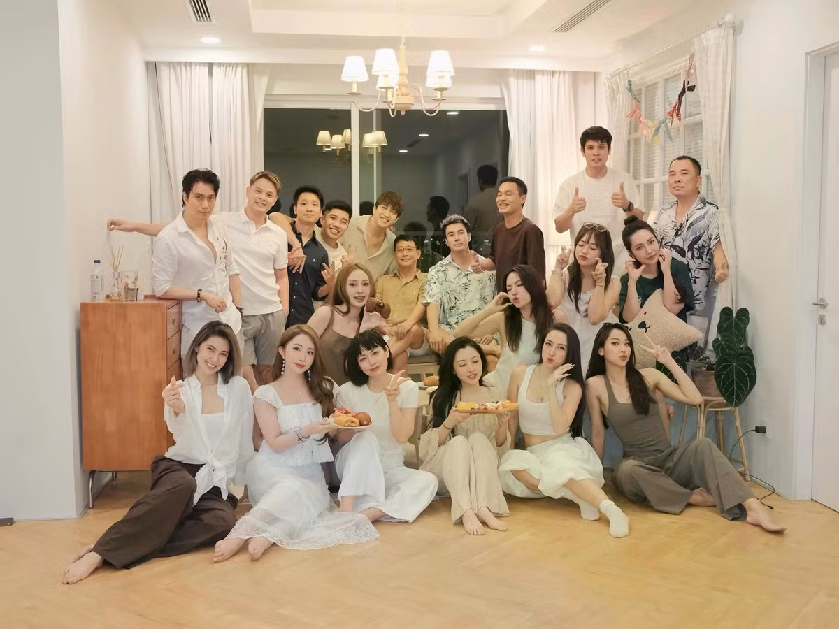 Nhân dịp lễ, diễn viên B Trần gặp gỡ nhóm bạn thân thiết gồm Việt Anh, Quỳnh Nga… Họ chơi thân với nhau nhiều năm qua và thường gặp gỡ, tụ họp mỗi dịp lễ tết hoặc khi có thời gian rảnh. Cũng vì thường xuyên xuất hiện chung, Việt Anh và Quỳnh Nga nhiều lần vướng tin hẹn hò nhưng họ chưa xác nhận.