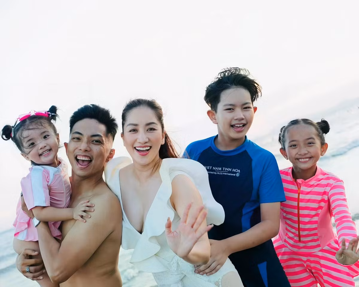 Vợ chồng Khánh Thi - Phan Hiển cùng gia đình tận hưởng kỳ nghỉ ở Long Hải. Chia sẻ hình ảnh trong chuyến đi, cặp sao viết: “Nhà em đi nghỉ lễ ạ, ra biển thành mực một nắng. Cả nhà đi với bà ngoại. Bà Đông 77 tuổi rồi mà hôm nay đi xe hơi từ TP.HCM về Long Hải hơn 5 tiếng. Kẹt xe mà bà ngoại với Bi, Na, Sa không ai kêu ca gì”.