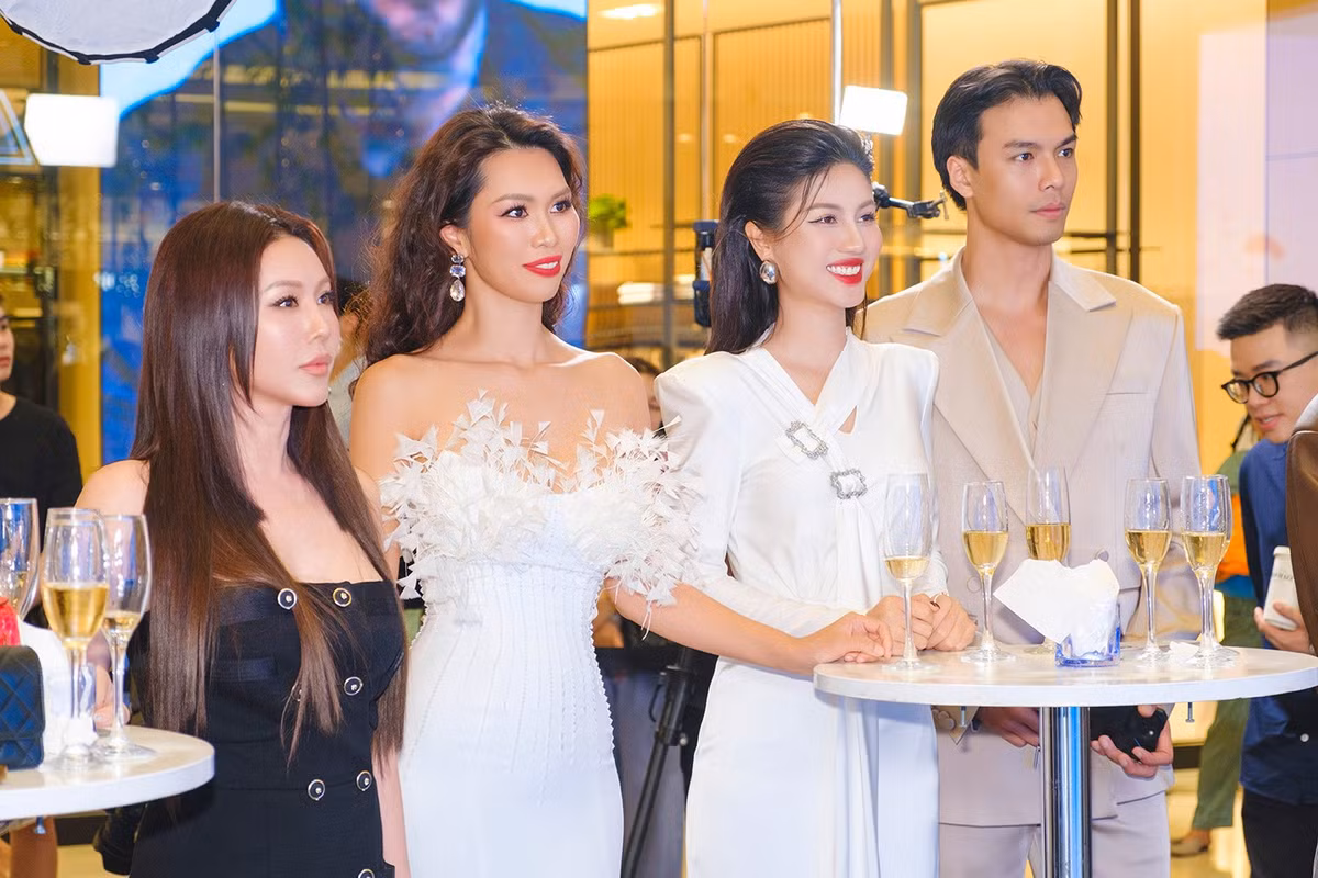 Siêu mẫu Hà Anh cùng dàn học trò gồm: Mister Vietnam 2024 – diễn viên Mạnh Lân, Mister Supranational Vietnam 2025 – MC Minh Khắc, Top 10 Miss Cosmo Vietnam 2025 – BTV Hòa Lê đã cùng có mặt để chung vui, giao lưu cùng Hoa hậu Thu Hoài.