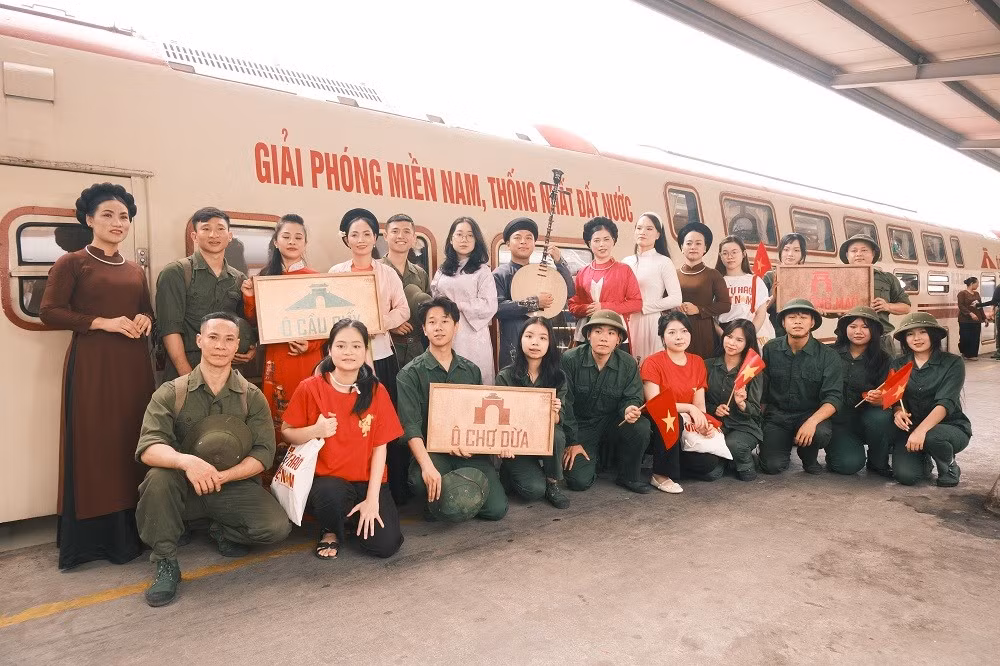 Bằng hành trình của mình, Tàu Hà Nội 5 Cửa Ô góp phần nối dài niềm tự hào dân tộc - để những ký ức hào hùng tiếp tục lan tỏa, sống động trong từng bước chân hôm nay.