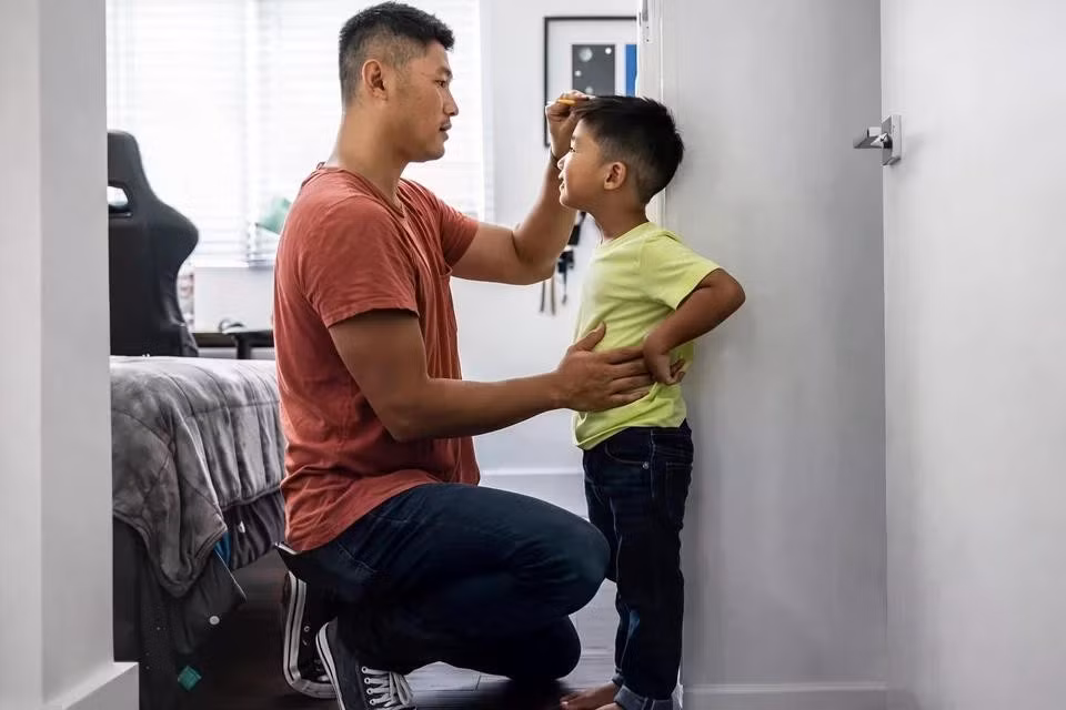 Ngoài di truyền, chiều cao của trẻ phụ thuộc vào nhiều yếu tố khác nhau. Ảnh: Medical News Today.