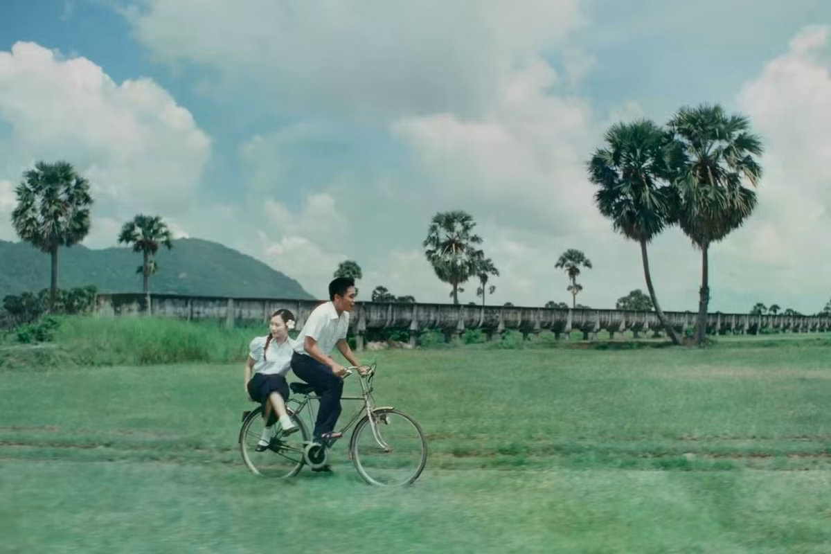 Cánh đồng thốt nốt An Giang thu hút nhiều du khách đến check-in sau khi xuất hiện trong MV Thiên đường với người thương vừa ra mắt của Phương Mỹ Chi. Trong MV, nơi này hiện lên như một phần gắn liền với cuộc sống và tình cảm của đôi nhân vật chính. Ngoài đời, cây thốt nốt cũng đóng vai trò quan trọng với đời sống của người dân nơi đây. Ảnh: Phi Thông, Phương Mỹ Chi.