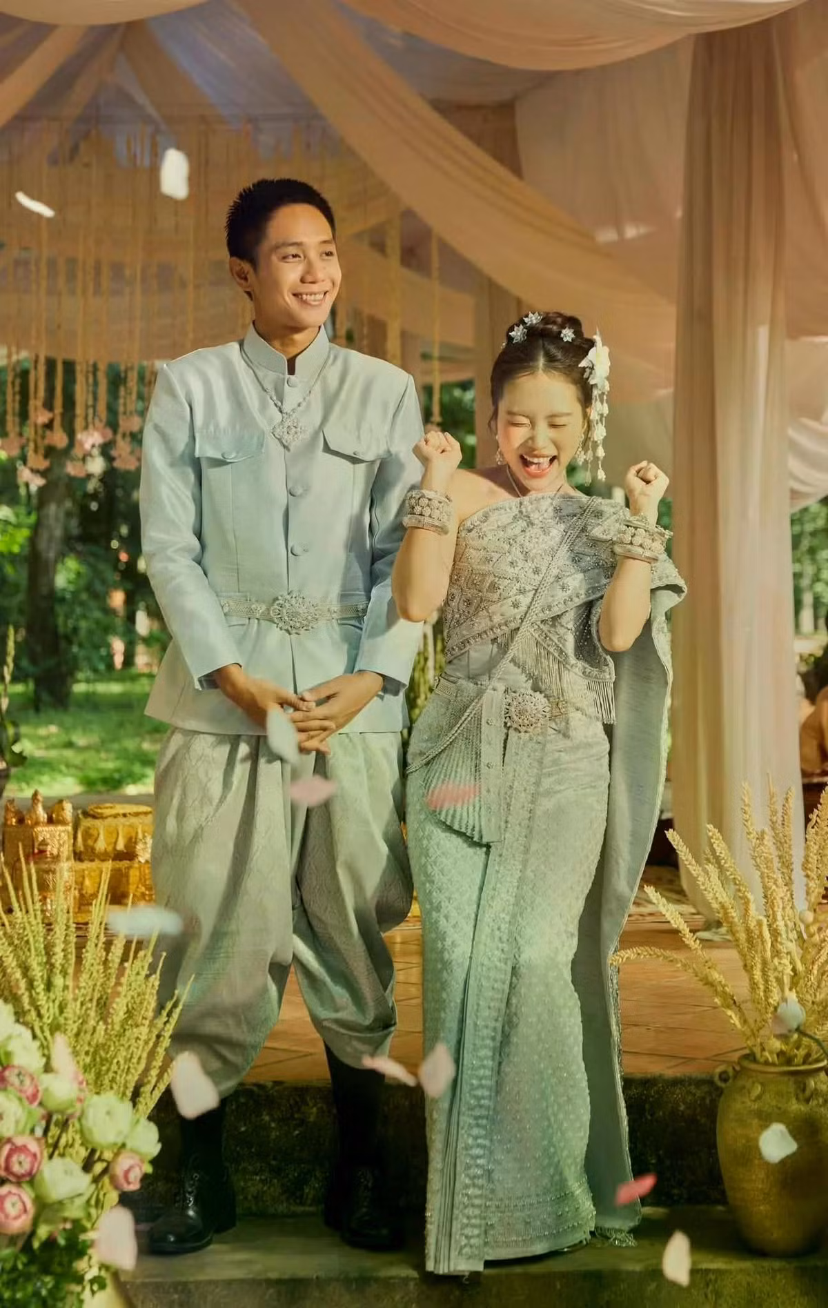 Một trong những phân cảnh đặc biệt là nghi lễ cưới hỏi của người Khmer Nam bộ, diễn ra trong không khí vui tươi và ngập tràn lời chúc phúc từ gia đình, người thân. Vẻ đẹp của trang phục, bối cảnh cùng những biểu tượng văn hóa đặc trưng tạo nên một khung cảnh vừa nhiều cảm xúc.