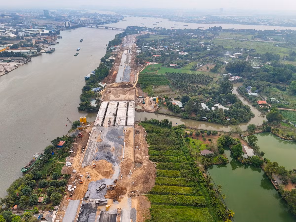Theo ghi nhận của Tri Thức - Znews vào thời gian gần đây, toàn bộ dự án đã bước vào giai đoạn hoàn thiện. Trên công trường, các mũi thi công được tổ chức đồng loạt; máy móc, thiết bị và nhân lực được huy động tối đa. Trong ảnh là khu vực thi công nhánh số 1 đoạn cầu qua rạch Vàm Ong An đang được khẩn trương đẩy nhanh tiến độ thi công sau khi nhận được đẩy đủ mặt bằng.