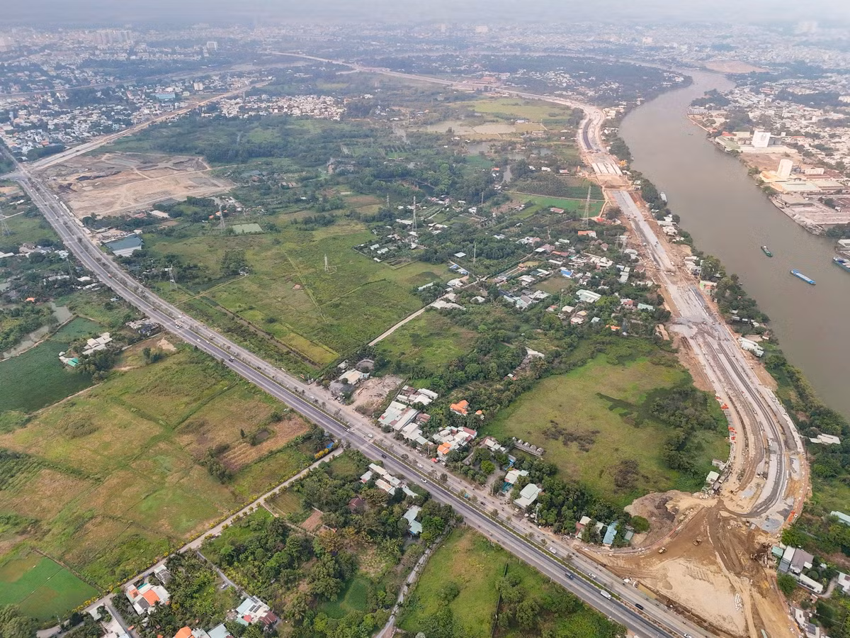 Khi hoàn thành và đưa vào khai thác, đường trục trung tâm Biên Hòa được kỳ vọng góp phần giảm áp lực giao thông khu vực nội đô, đồng thời hình thành trục kết nối chiến lược dọc sông Cái. Tuyến đường không chỉ mở ra không gian phát triển mới cho đô thị ven sông mà còn tạo động lực thu hút đầu tư, nâng cao chất lượng sống của người dân, hướng tới mục tiêu xây dựng đô hiện đại, văn minh và bền vững.