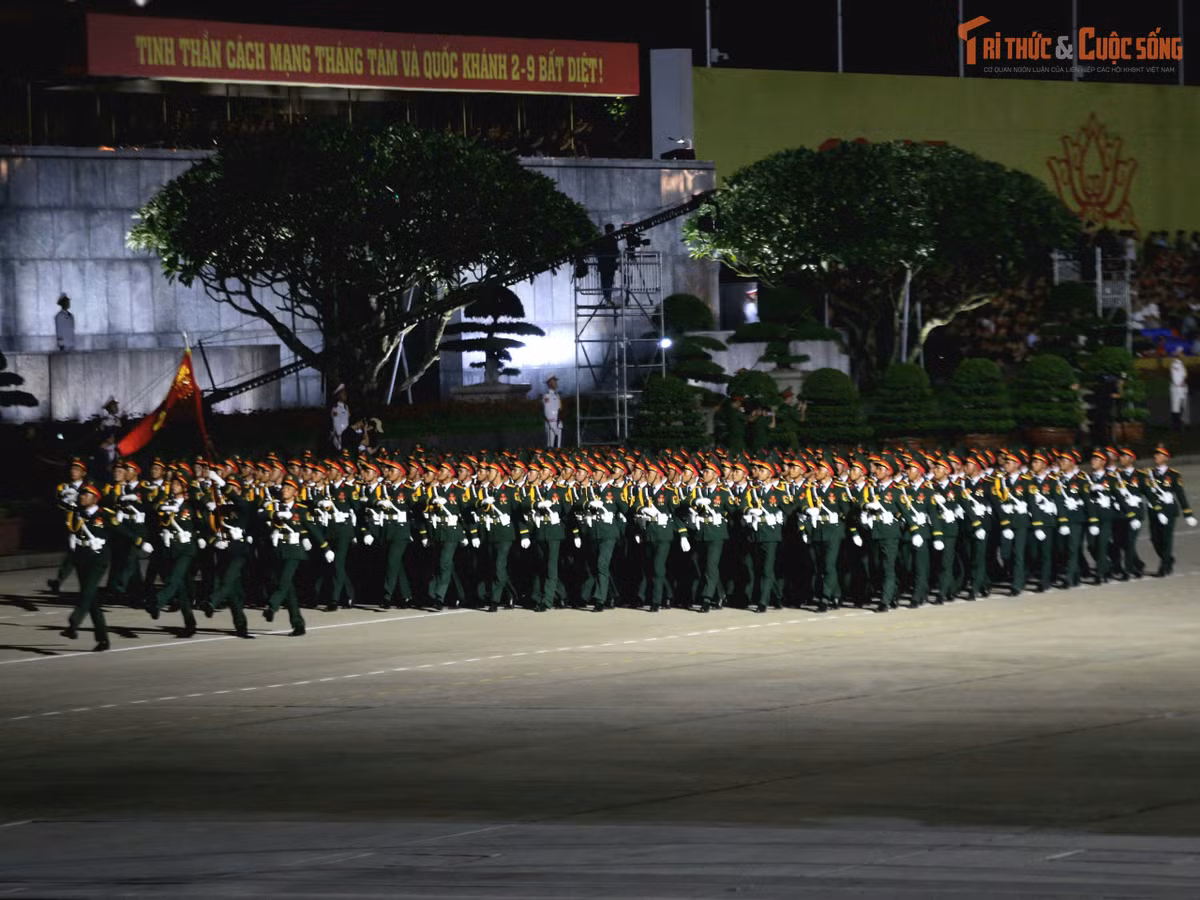 Diễu hành của các khối nghi trượng, diễu binh của các khối Quân đội trước, sau đó đến các khối quân đội nước ngoài, khối Dân quân, du kích, các khối Công an.