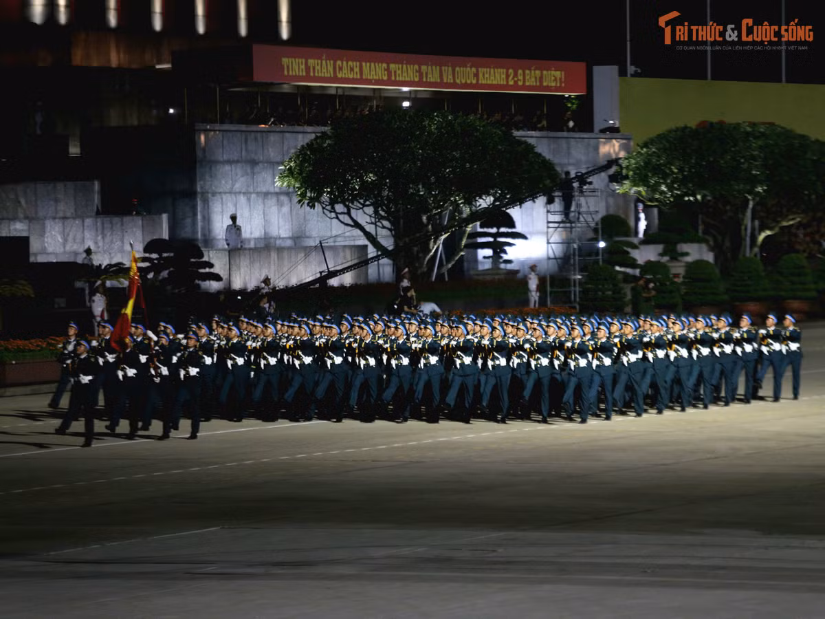 Bên cạnh các khối quân binh chủng truyền thống của Quân đội nhân dân Việt Nam, còn có nhiều lực lượng khác cùng tham gia như khối nữ sĩ quan quân y, khối sĩ quan phòng hóa, hay lực lượng tác chiến điện tử.