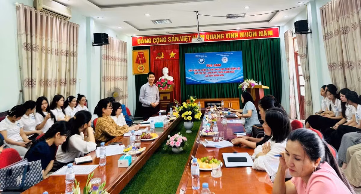 Ông Nguyễn Hồng Sơn, Phó Chủ tịch Liên hiệp Hội thành phố Bắc Ninh và ông Đỗ Văn Hải, Phó Hiệu trưởng Trường Cao đẳng Bắc Ninh đồng chủ trì tọa đàm.