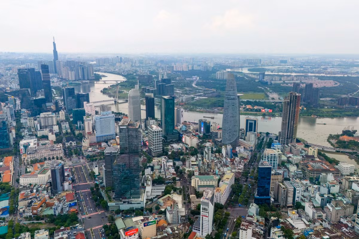 Theo báo cáo Đại lộ bán lẻ thế giới 2024 của Cushman &amp; Wakefield, giá thuê mặt bằng bán lẻ tại đường Đồng Khởi đạt 368 USD/feet vuông/năm, tương đương khoảng 330 USD/m2/tháng. Với mức giá này, Đồng Khởi tiếp tục nằm trong nhóm 15 tuyến phố thương mại đắt nhất toàn cầu, xếp vị trí thứ 14.