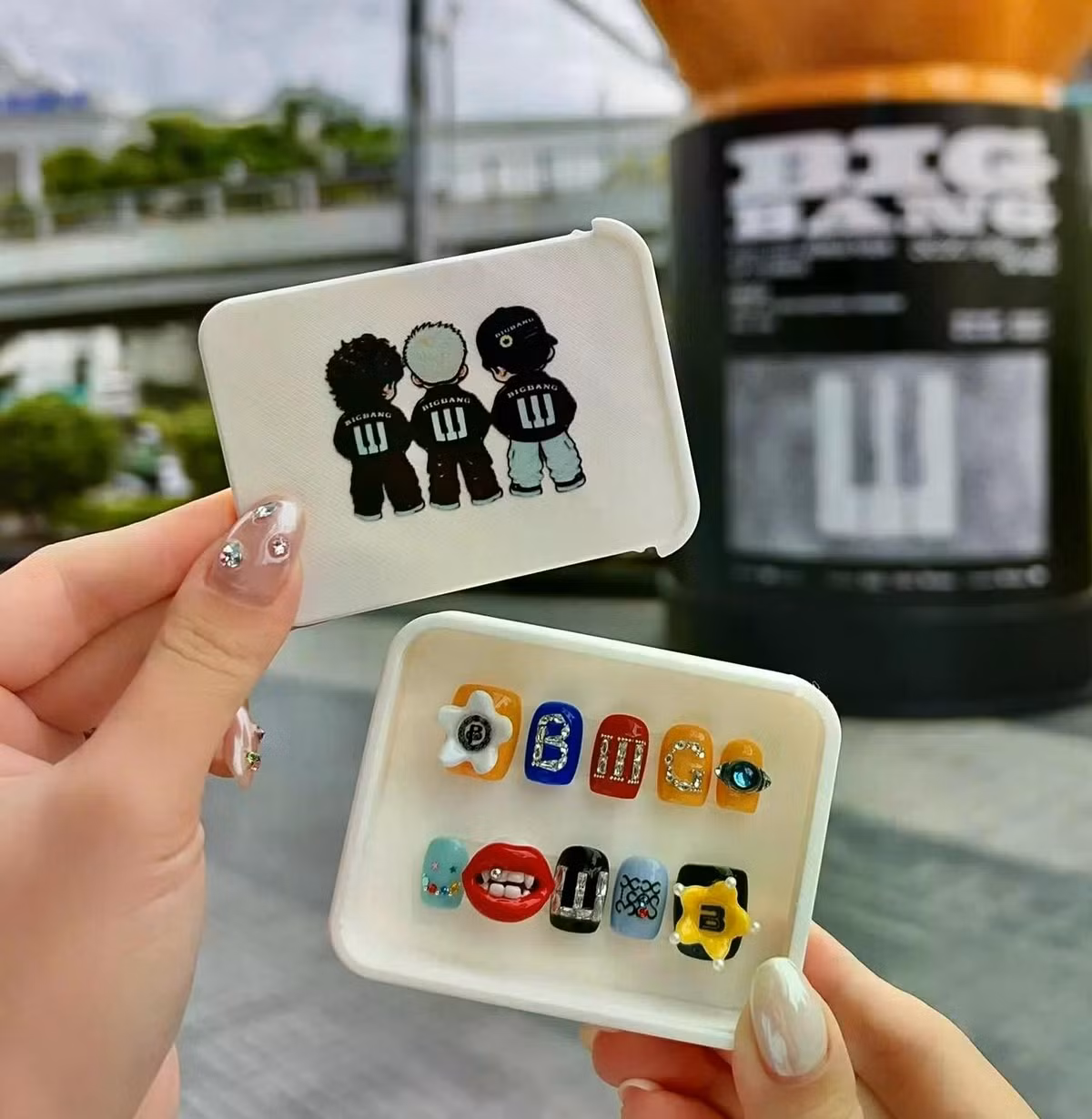 Nhiều cửa hàng quảng cáo dịch vụ làm móng tay, làm tóc trước concert BIGBANG. (Ảnh: FBNV)
