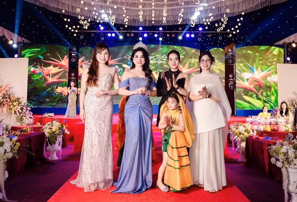 Á hậu Đặng Thị Tân cùng các Mentor dẫn dàn “thiên thần nhỏ” chào sân.