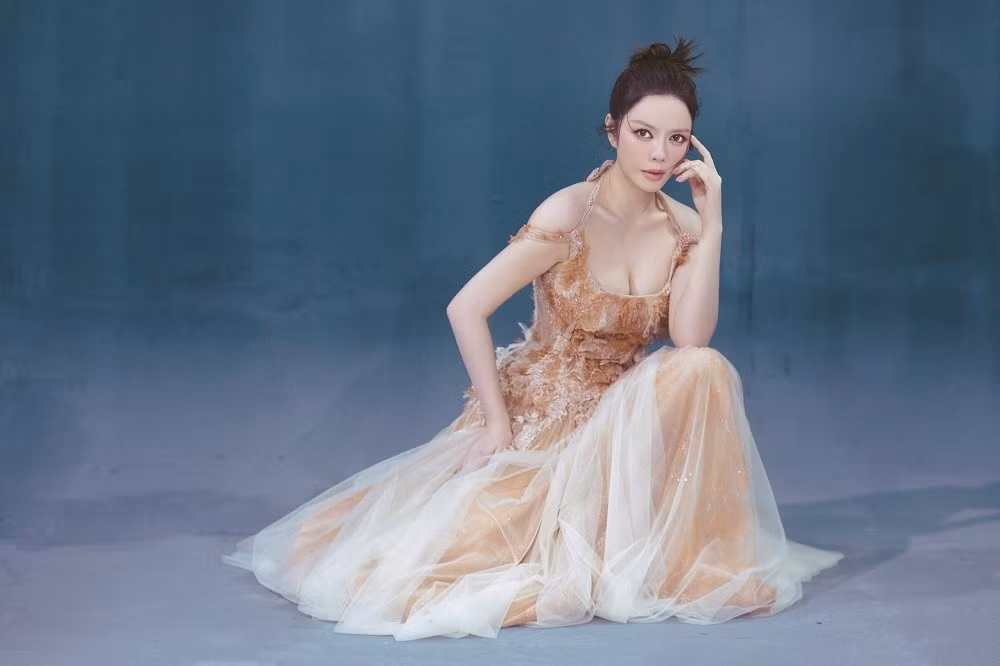 Bộ ảnh không chỉ đơn thuần là những shoot hình đẹp mà còn ẩn chứa thông điệp sâu sắc về sự tự tin, độc lập của người phụ nữ hiện đại.