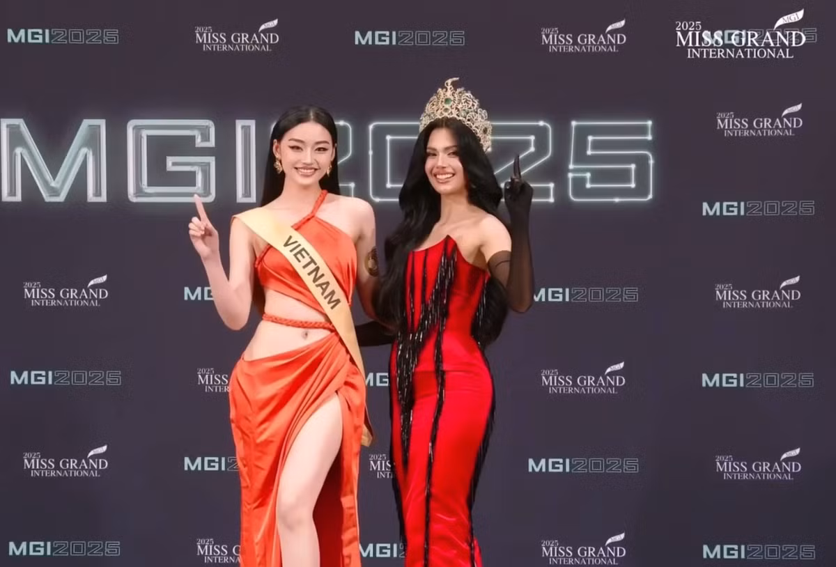Trên sân khấu, Hoa hậu Yến Nhi nhận sash Việt Nam từ đương kim Miss Grand International Christine Juliane Opiaza. Khoảnh khắc đánh dấu bước khởi đầu chính thức của Yến Nhi tại Miss Grand International 2025. Từ đây, cô sẽ bước vào chuỗi hoạt động và phần thi quan trọng cùng các thí sinh đến từ nhiều quốc gia.