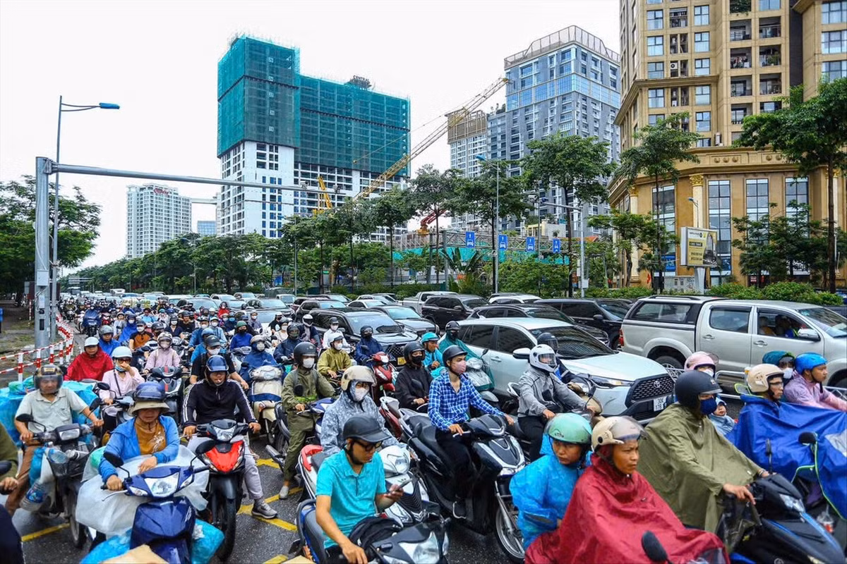 Ùn tắc tại một ngã tư trên đường Võ Chí Công do thiếu không gian di chuyển cho xe máy. Ảnh: Nguyễn Đức