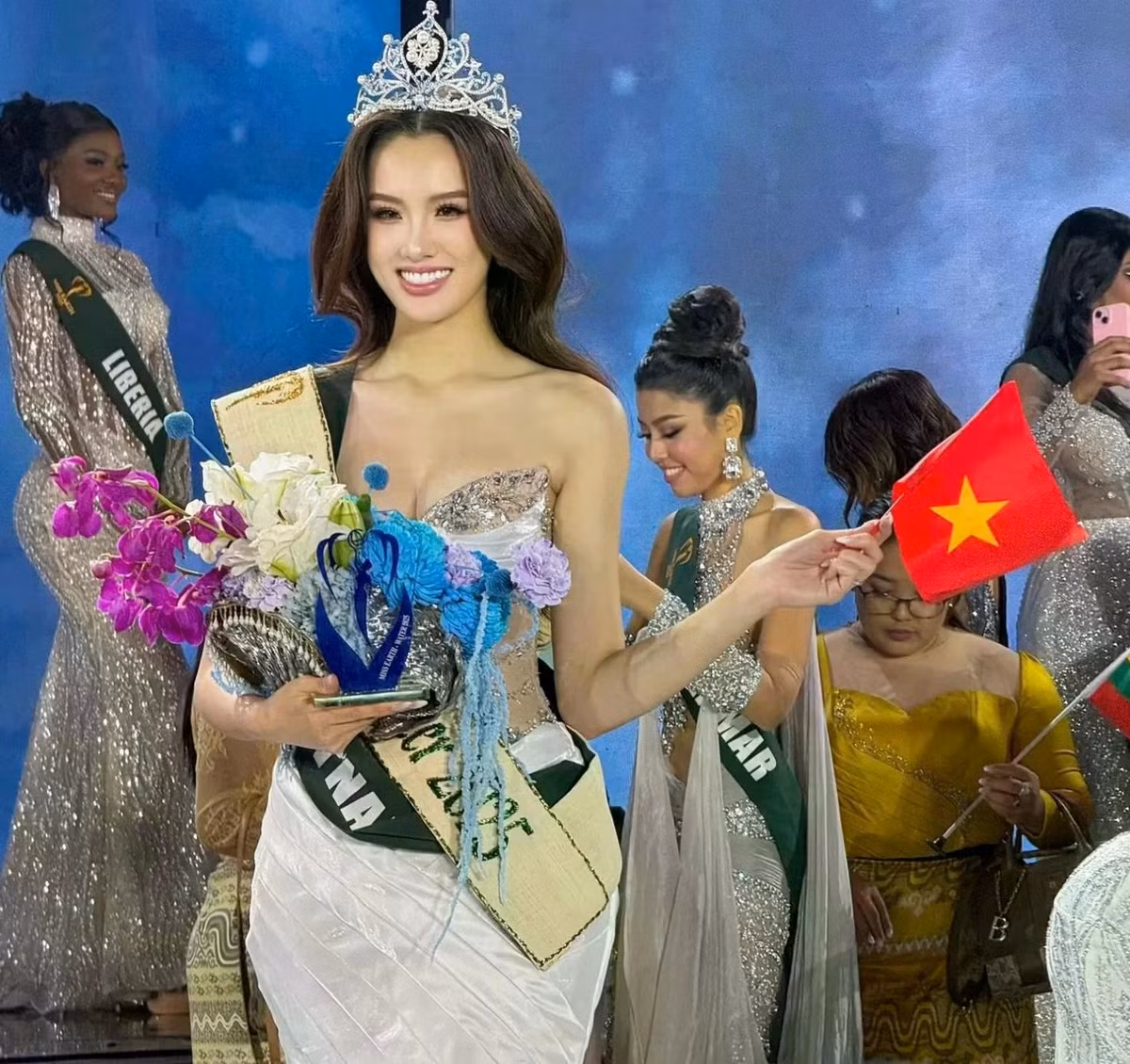 Trịnh Mỹ Anh thời điểm đăng quang ngôi vị Miss Earth Water 2025. (Ảnh: FBNV)