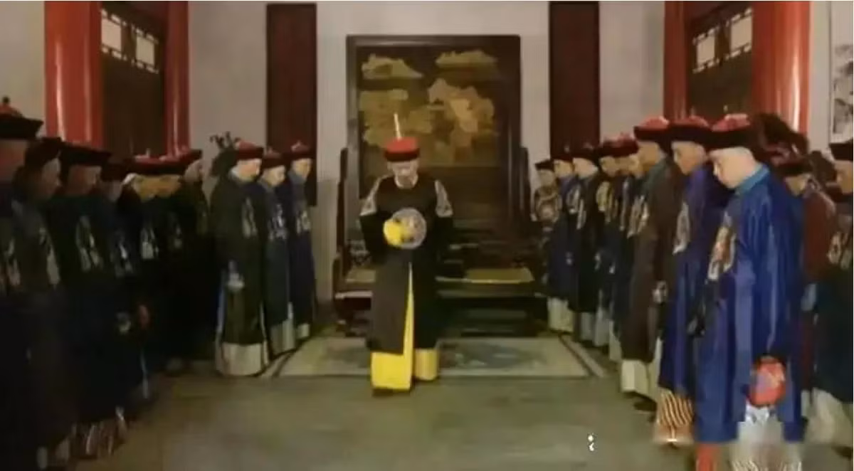 Tranh vẽ Khang Hi thiết triều.