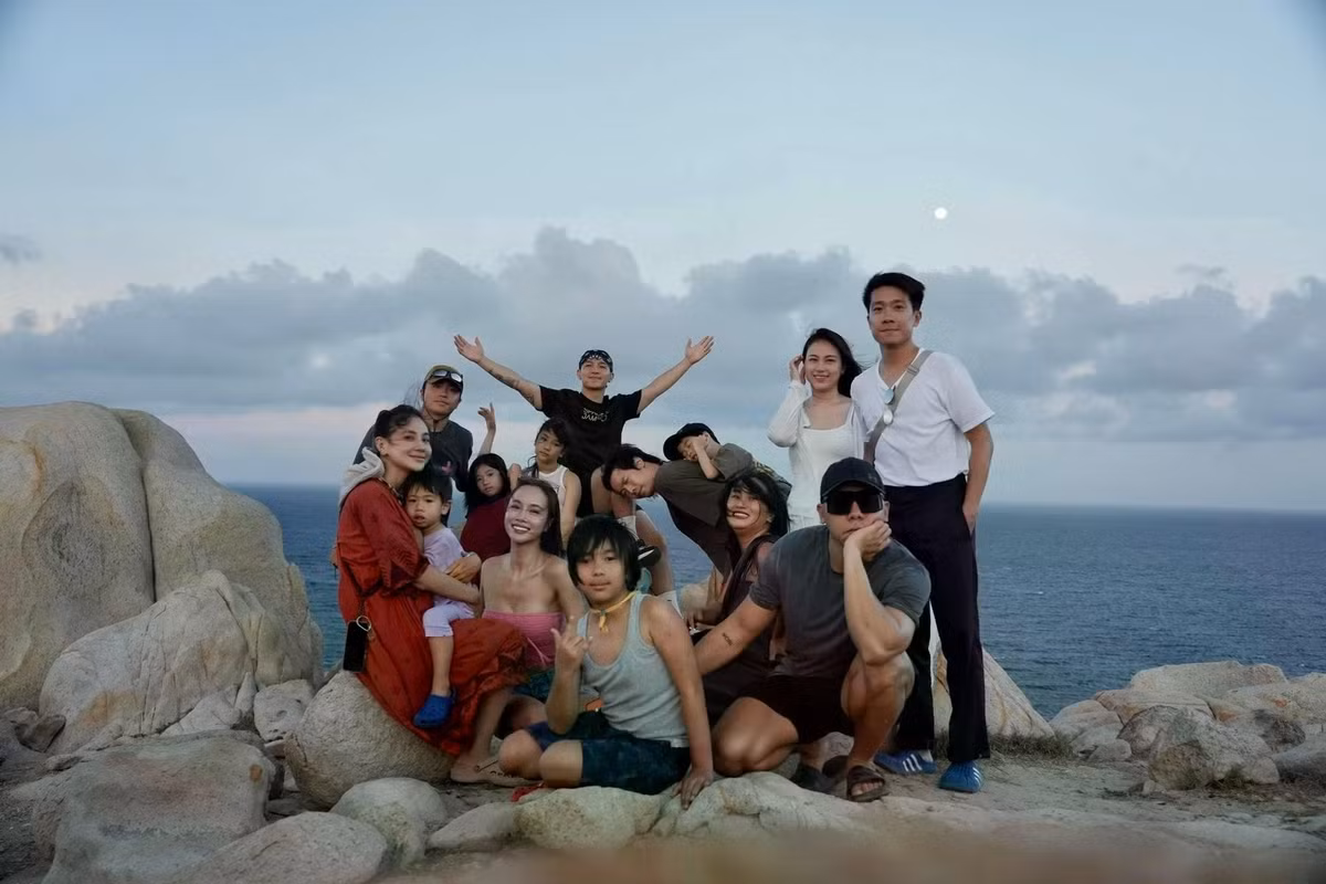 Hội bạn thân Cường Seven, Touliver, Kiên Ứng… đưa gia đình đi du lịch. Cường Seven tâm sự anh hạnh phúc khi được tận hưởng khoảng thời gian nghỉ ngơi sau chuỗi ngày lịch trình bận rộn. Anh và Kiên Ứng vừa hoàn thành concert thứ 9 của Anh trai vượt ngàn chông gai diễn ra cách đây ít ngày tại Hưng Yên.