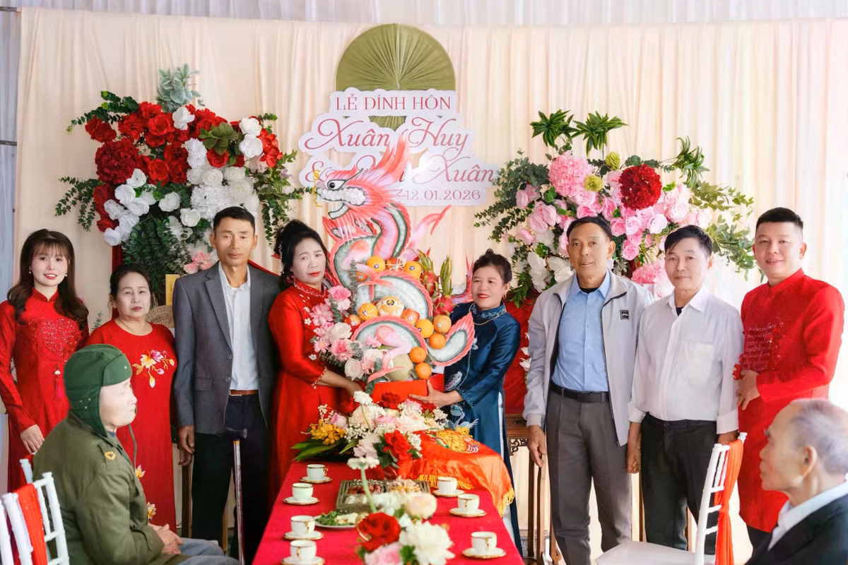 Xuân bên mẹ đẻ, bố mẹ chồng cũ, bố mẹ chồng mới, bố đẻ và chú rể (từ trái qua phải).