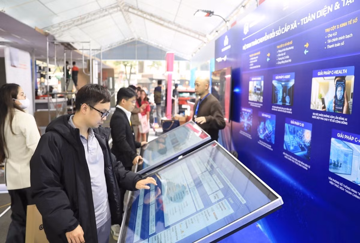 Người dân tham gia trải nghiệm công nghệ tại TECHFEST 2025.