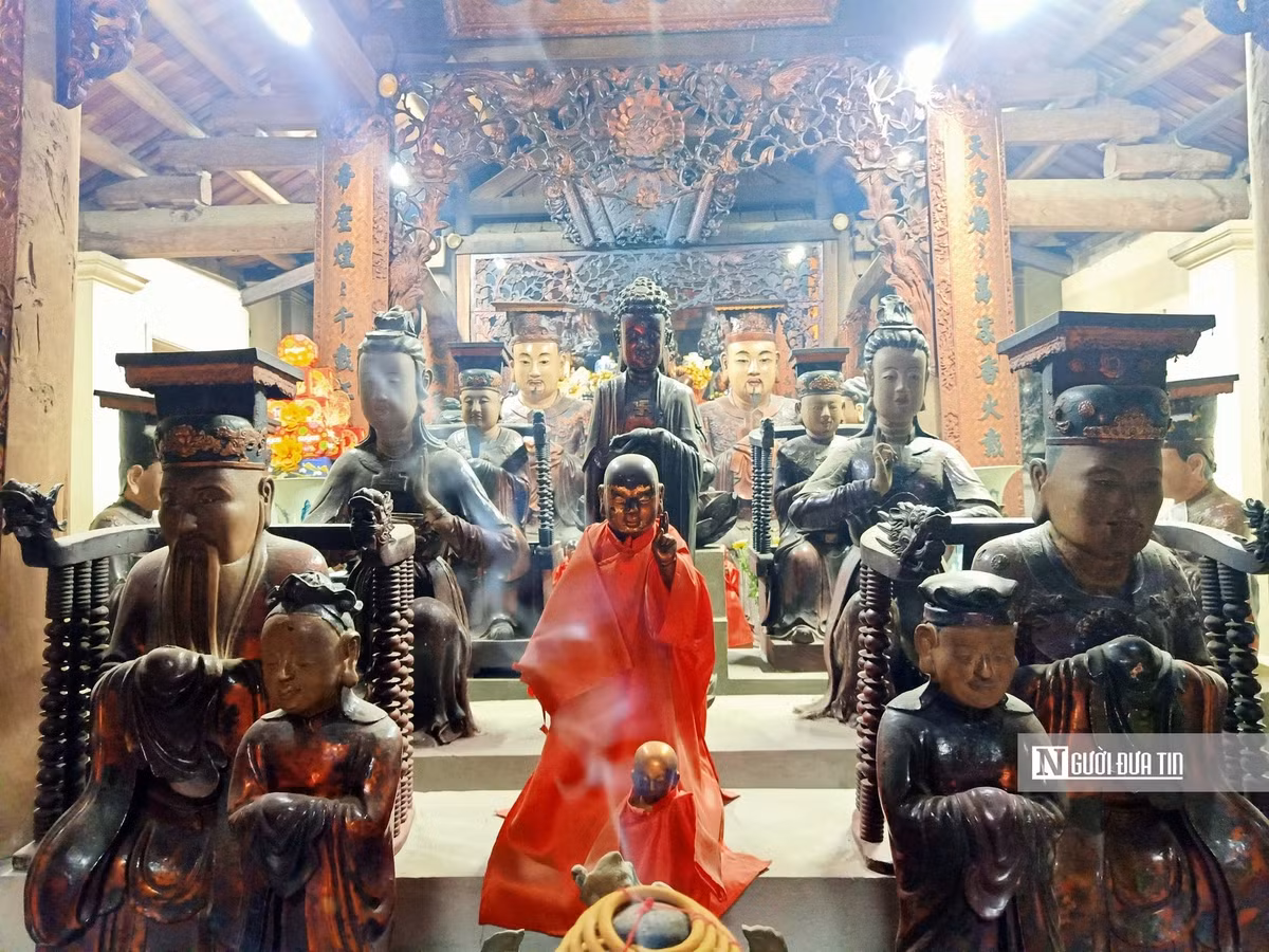 Chùa Mía có tới hàng trăm pho tượng cổ.