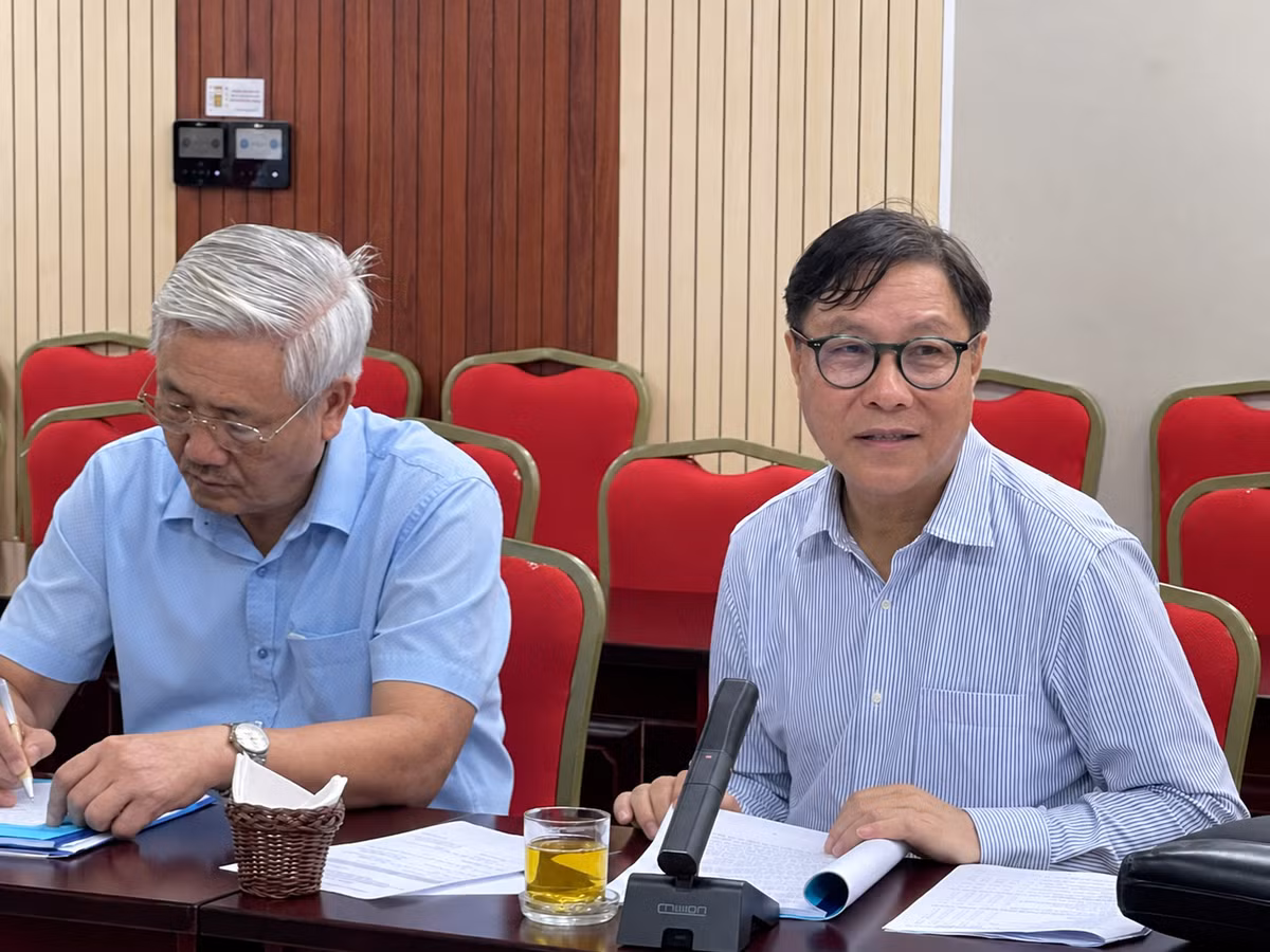 Ông Đặng Huy Đông, Viện trưởng Viện Quy hoạch và Phát triển Việt Nam (bên phải) phát biểu