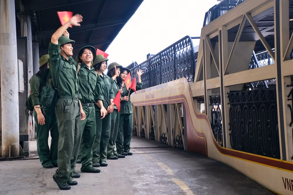 Tàu Hà Nội 5 Cửa Ô khoác lên mình diện mạo mới, tái hiện những khẩu hiệu, hình ảnh giàu tính biểu tượng của các thời kỳ kháng chiến - như một lời nhắc nhở đầy tự hào về hành trình giành lại độc lập, tự do của dân tộc.