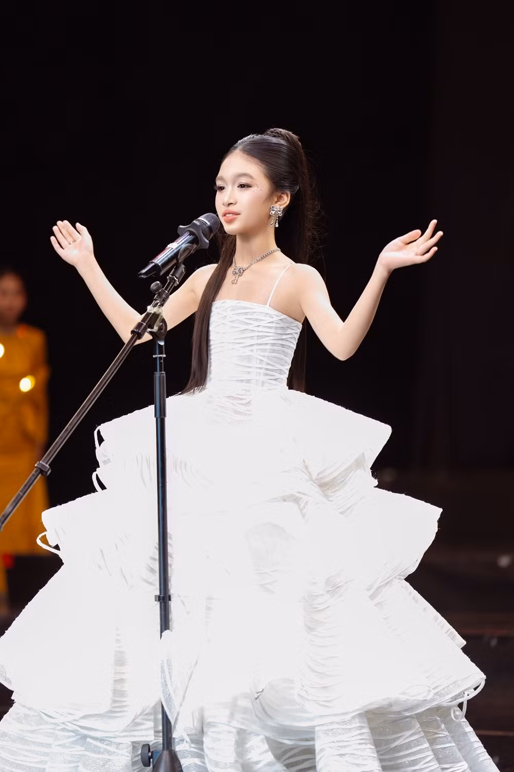 Chương trình cũng dành sự ghi nhận cho vai trò đồng hành của gia đình, thầy cô và các đơn vị đào tạo - những người góp phần tạo nên nền tảng để các em tự tin bước lên sân khấu.