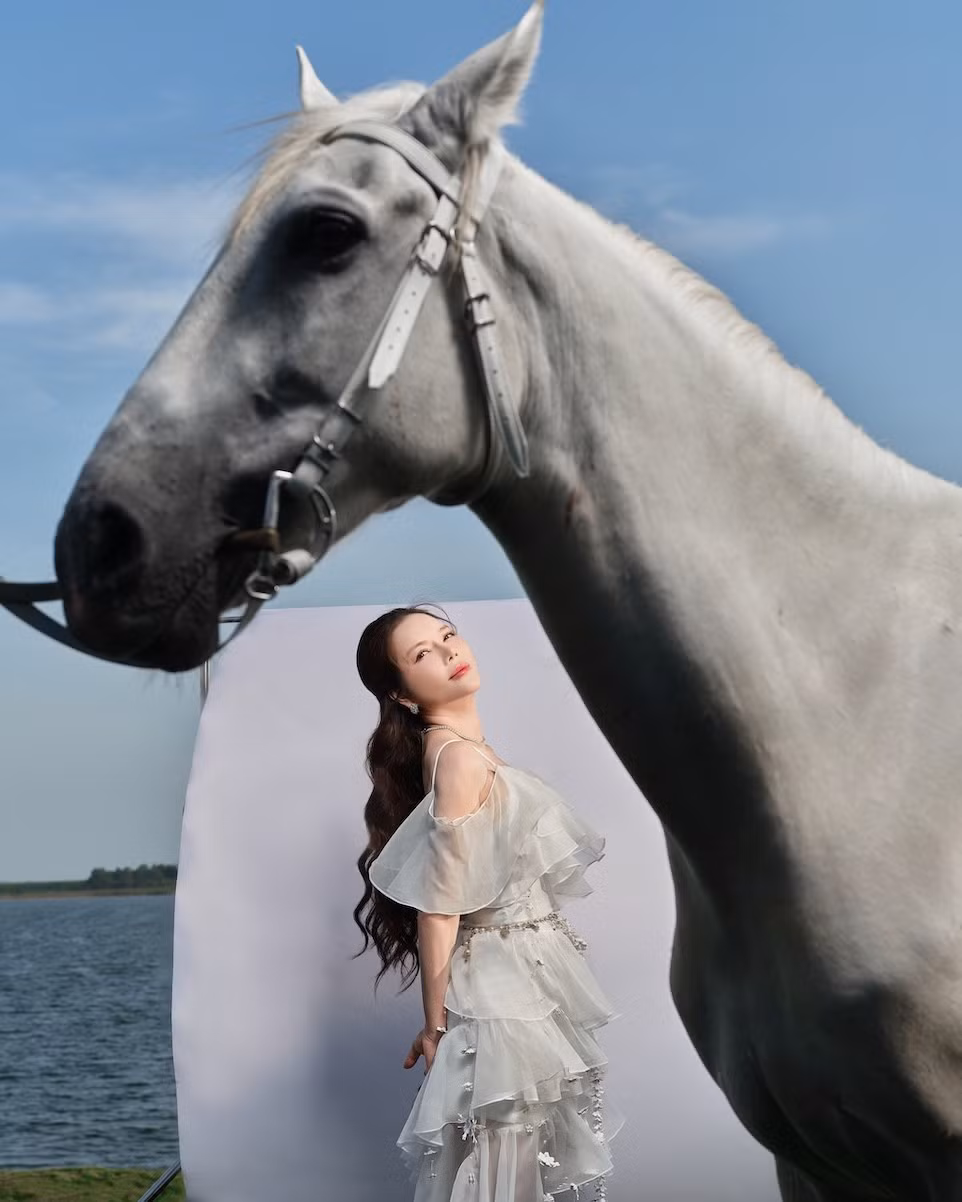 Sau nhiều năm hoạt động song song ở lĩnh vực nghệ thuật và kinh doanh, cô cho biết mình đang bước vào giai đoạn chọn lọc hơn trong các dự án.