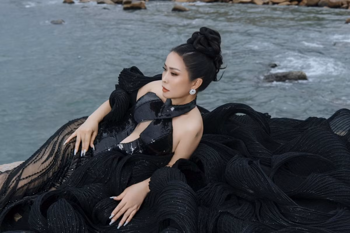Không dừng lại ở đó, Hằng Nguyễn còn ghi dấu trong vai trò đại diện hình ảnh, truyền cảm hứng cho lối sống lành mạnh, thời trang bền vững và tiêu dùng có trách nhiệm.
