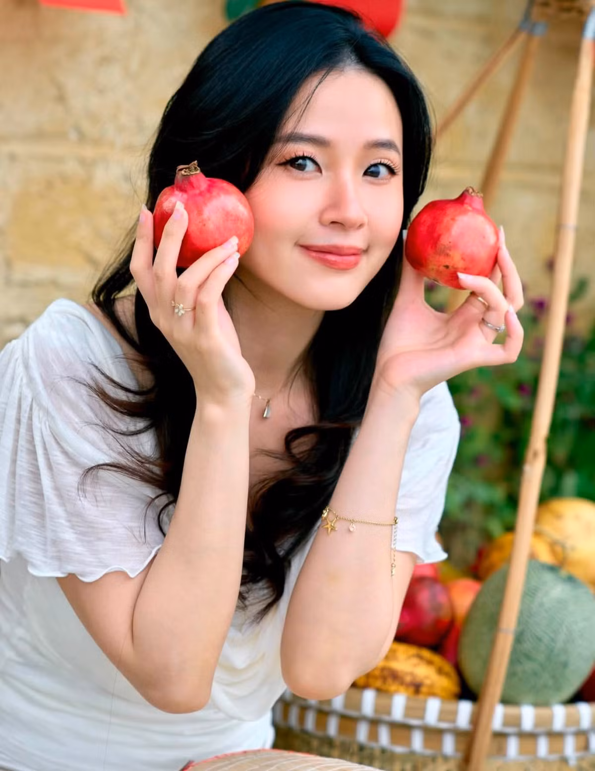 Không chỉ được quan tâm bởi cuộc sống và hôn nhân viên mãn, Midu còn thường xuyên nhận được sự chú ý nhờ nhan sắc trẻ trung. Ở tuổi 37, nữ diễn viên khiến nhiều khán giả bất ngờ bởi gương mặt tươi tắn, đường nét hài hòa và vẻ ngoài được nhận xét trẻ hơn tuổi thật. Ảnh: FB Đặng Thị Mỹ Dung