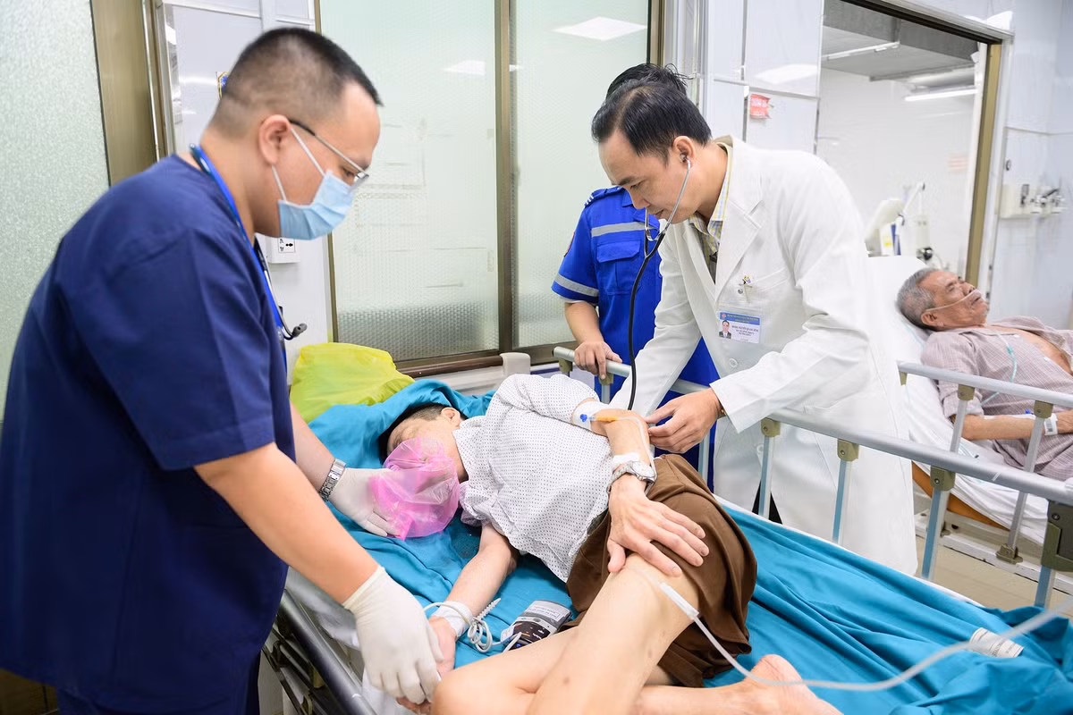 Theo bác sĩ Nguyễn Quang Dũng, Trưởng khoa Cấp cứu, đặc thù của cấp cứu là tính bất định. Có thời điểm bệnh nhân vào dồn dập, vượt quá dự tính của kíp trực. Mỗi ca nguy kịch đều đòi hỏi sự phối hợp nhịp nhàng và chính xác. Khoa tổ chức trực 24/24 theo mô hình 3 ca, 4 kíp. Mỗi kíp khoảng 20 người, gồm bác sĩ, điều dưỡng, nhân viên vận chuyển và bảo vệ. Dịp Tết, lực lượng ứng trực và dự phòng luôn sẵn sàng.