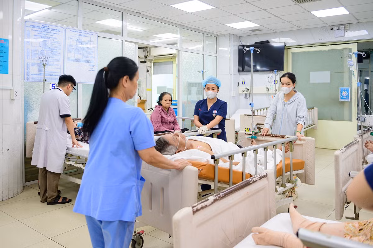Sau khi bác sĩ xử trí ban đầu, bệnh nhân nhanh chóng được chuyển ra khỏi khu cấp cứu để tiếp tục điều trị tại khoa chuyên môn. Hồ sơ bệnh án được bàn giao trực tiếp cho ê-kíp tiếp nhận ở khoa sau. Quy trình chuyển khoa diễn ra ngay trong khu vực điều trị, bảo đảm liên tục theo dõi người bệnh.