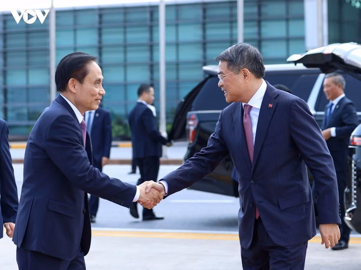 Thủ tướng Lê Minh Hưng và Bộ trưởng Ngoại giao Lê Hoài Trung.