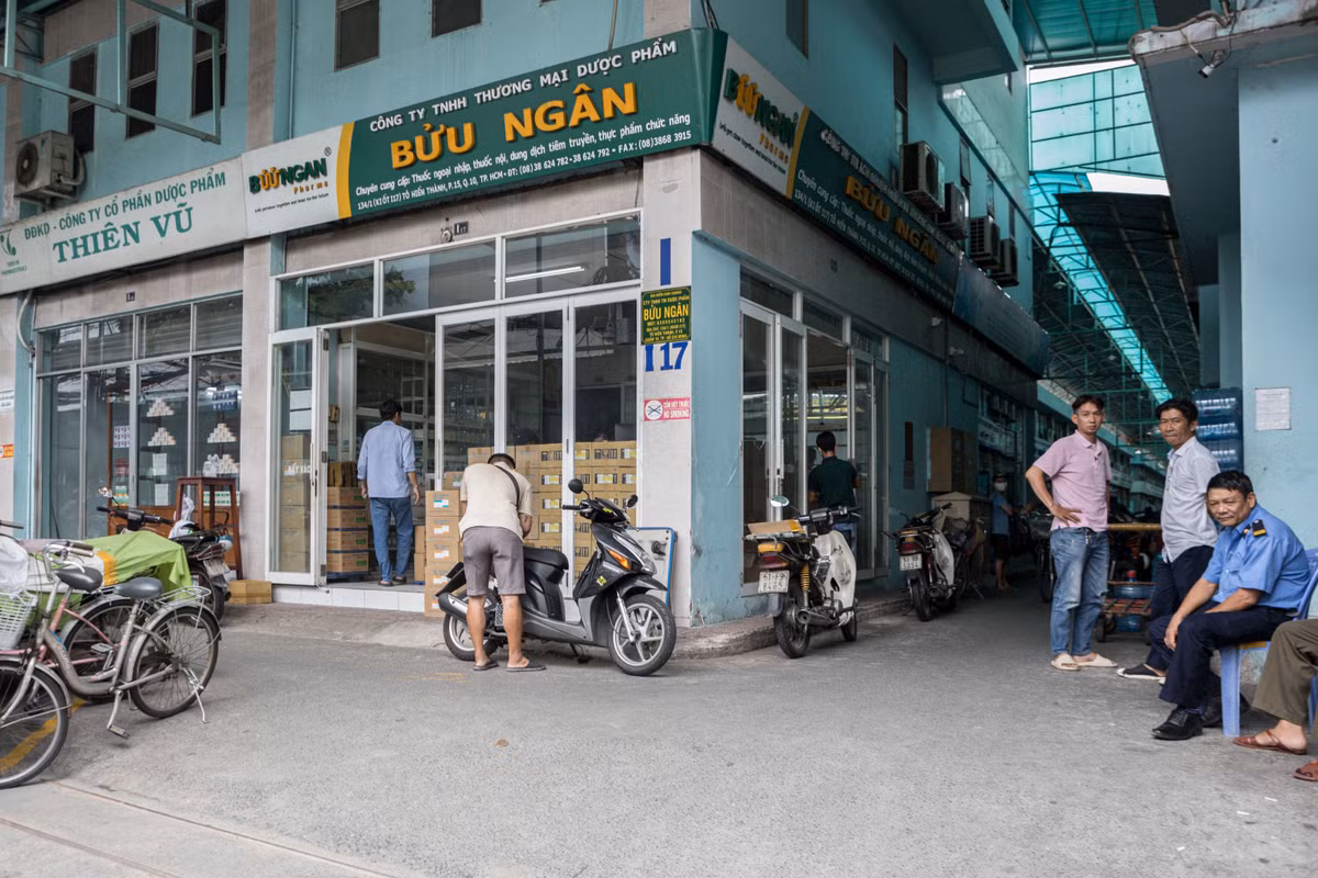 Bên ngoài hay bên trong chợ đều chung một khung ảnh đìu hiu.