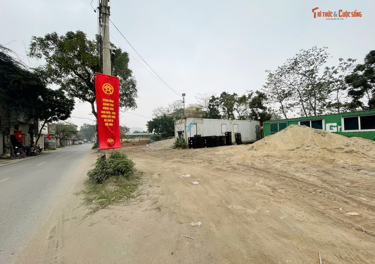 Ngoài ra, các bãi VLXD tập kết ngay lề đường Tây Tựu (gần cổng Trường Tiểu học Tây Tựu A) cũng không có dấu hiệu di dời, cát vẫn chất đống ngổn ngang khiến đoạn đường không chỉ nhếch nhác, ô nhiễm môi trường mà còn tiềm ẩn nguy cơ mất an toàn giao thông cho người và các phương tiện qua lại.