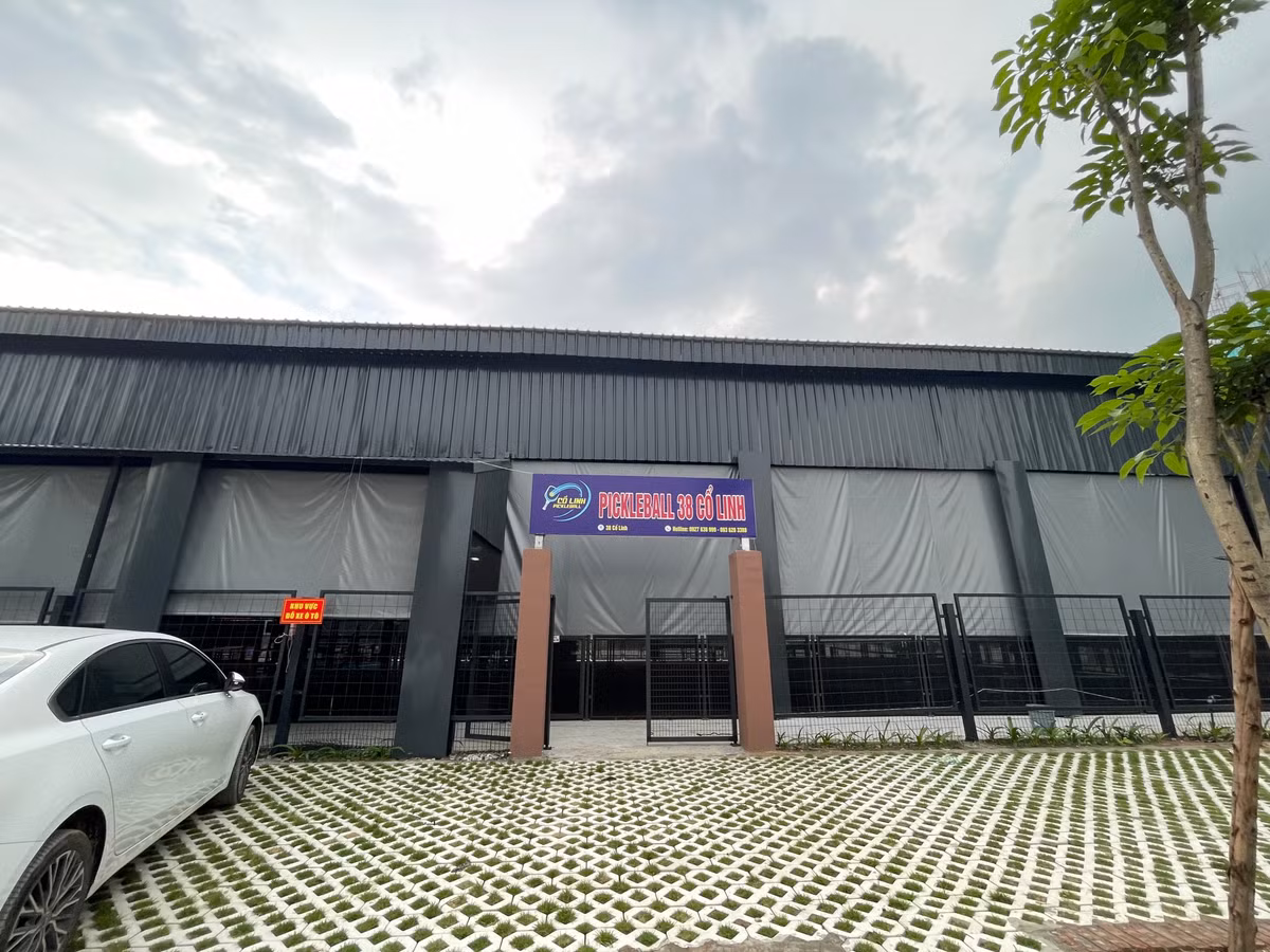Thực tế ghi nhận của phóng viên chiều ngày 21/5/2025, khu đất làm sân pickleball 38 Cổ Linh rộng trên 3.000m2, sân này xây dựng với hệ thống khung thép, mái che bạt, rào chắn kiên cố. Mặt sân được trải thảm asphalt hiện đại.