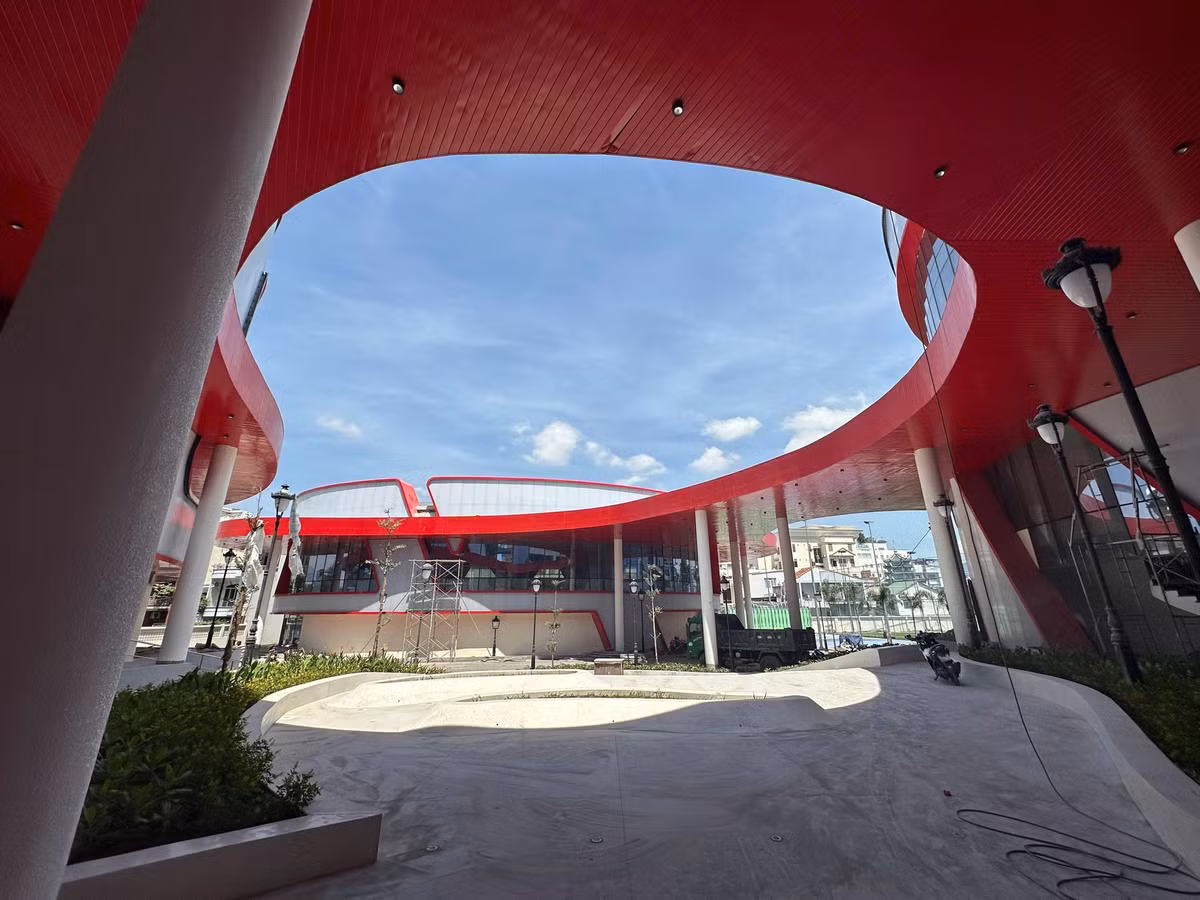 Cung Văn hóa thiếu nhi tỉnh Khánh Hòa gồm 8 khu chức năng như khối nhà hát măng non sức chứa gần 1.000 chỗ ngồi; khối nhà phòng học trung tâm; khối hành chính, phục vụ nội trú (khoảng 200 người); cung thể thao măng non phục vụ cho các hoạt động thể thao trong nhà, diễn tập sinh hoạt đội nhóm (được bố trí hợp lý trong khu vực liền kề các sân thể dục thể thao)... (Ảnh: Tiền Phong).