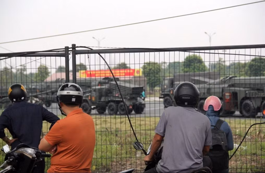 Nhiều người bảy tỏ sự phấn khích khi lần đầu được tận mắt chứng kiến những khí tài hiện đại của Việt Nam. “Tôi đưa vợ con từ Bắc Ninh ra Mỹ Đình (Hà Nội) từ sáng để chụp ảnh, chiêm ngưỡng dàn pháo lễ và dàn khí tài quân sự. Chiều tối chúng tôi mới di chuyển lên khu vực gần Quảng trường Ba Đình. Cả nhà ai cũng háo hức", anh Nguyễn Nam (36 tuổi, quê Bắc Ninh) bày tỏ.