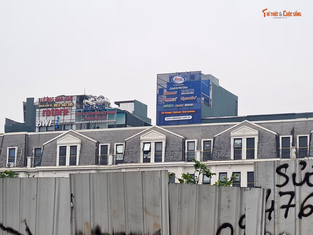 Vi phạm trật tự xây dựng cơi nới trên tầng thượng “xé” quy hoạch diễn ra ở rất nhiều biệt thự khu đô thị mới Đại Kim. Nhằm tìm hiểu, làm rõ thêm các thông tin liên quan, ngày 12/3 PV Báo Tri thức và Cuộc sống đã liên hệ qua điện thoại với một cán bộ Phòng kinh tế, hạ tầng và đô thị phường Định Công nhưng vị này chưa phản hồi. >>> Mời độc giả xem thêm video: Bãi vật liệu "mọc" trên đất nông nghiệp ở Trung Tựu, Tây Tựu, Hà Nội.