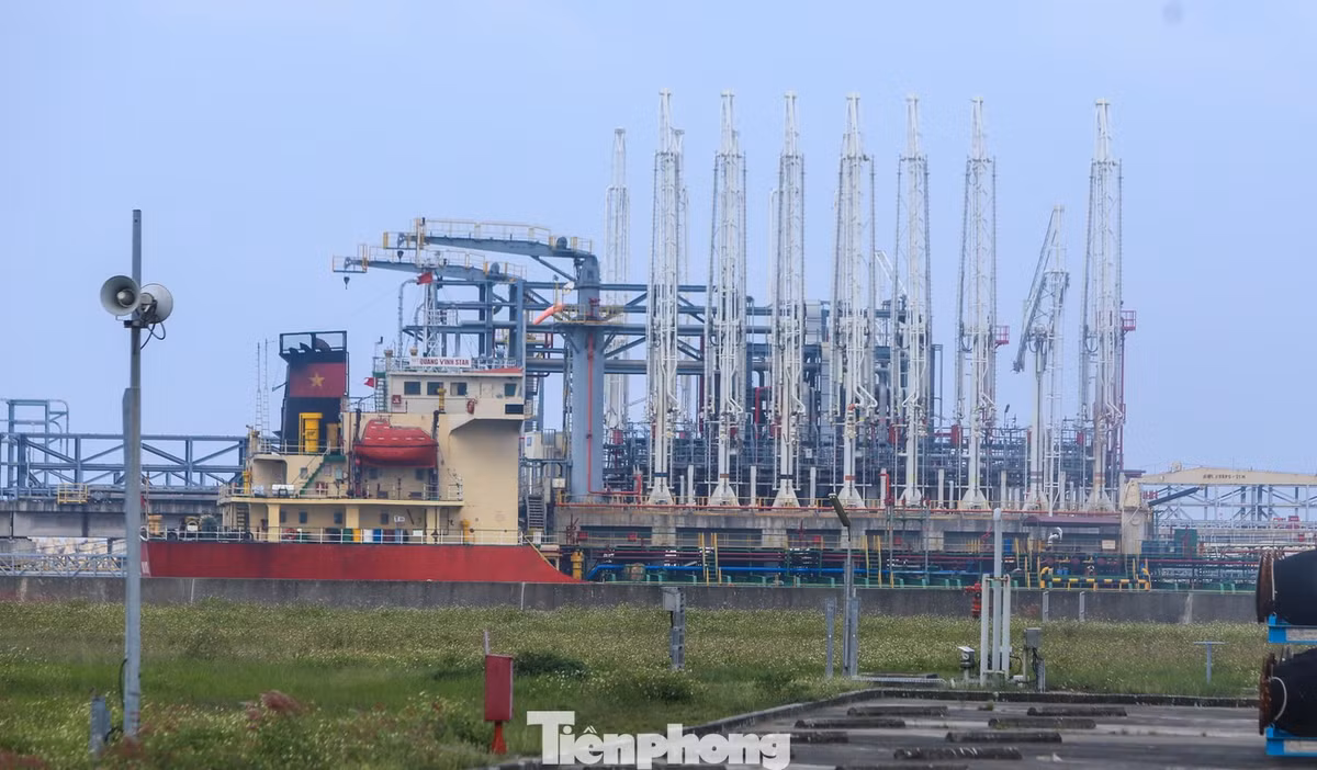 Cảng có thể tiếp nhận tàu hàng đến 50.000 tấn. Theo NSRP, nhà máy tiếp nhận dầu thô từ các tàu bằng hệ thống đường ống dài khoảng 35km từ biển vào. Mỗi tàu chở hàng chứa khoảng 2 triệu thùng tương đương khoảng 330.000m3.