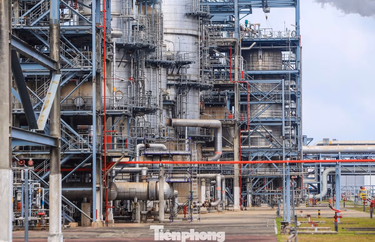 Những ngày cuối tháng 3, không khí làm việc tại Nhà máy lọc hóa dầu Nghi Sơn vẫn diễn ra sôi động như thường lệ. Theo NSRP, vào giữa tháng 3, nhà máy tiếp nhận lô dầu thô gần nhất từ Kuwait. Tuy nhiên, những diễn biến địa chính trị tại khu vực eo biển Hormuz sau đó đã ảnh hưởng đến tiến độ nhiều chuyến hàng tiếp theo.