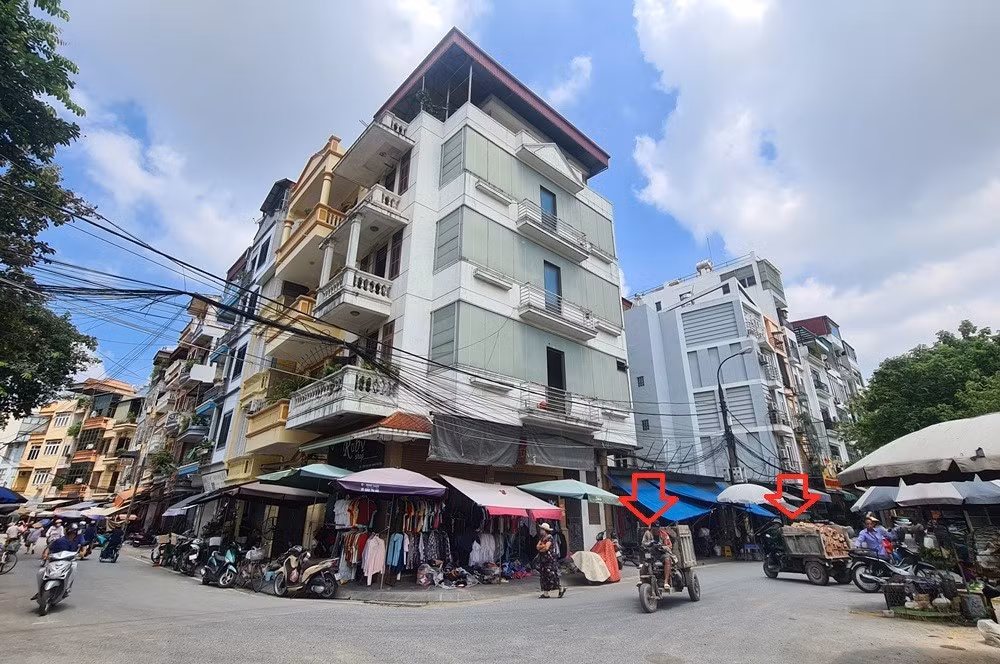 “Các phương tiện vận chuyển VLXD đi tiêu thụ thường xuyên tại khu vực tập kết, không che đậy cẩn thận gây bụi bặm, ảnh hưởng đến việc đi lại của người dân, tiềm ẩn nguy cơ mất an toàn giao thông”, anh N., một người dân chia sẻ.