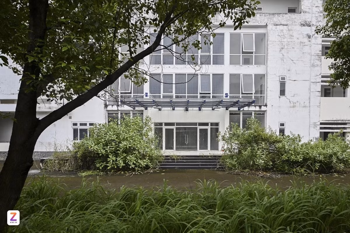 Trong cao điểm dịch Covid-19, Bệnh viện chuyên khoa Tâm thần Bình Dương từng được trưng dụng làm nơi điều trị, thu dung người bệnh. Nhưng khi dịch qua đi, viện lại rơi vào cảnh bỏ hoang. (Ảnh: Zing).