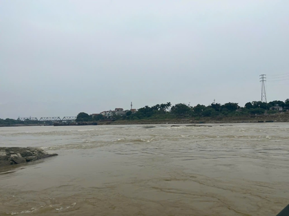 View - Nước sông Lô, sông Hồng hạ xuống, tàu thuyền chú ý an toàn | Báo Tri thức và Cuộc sống - TIN TỨC PHỔ BIẾN KIẾN THỨC 24H