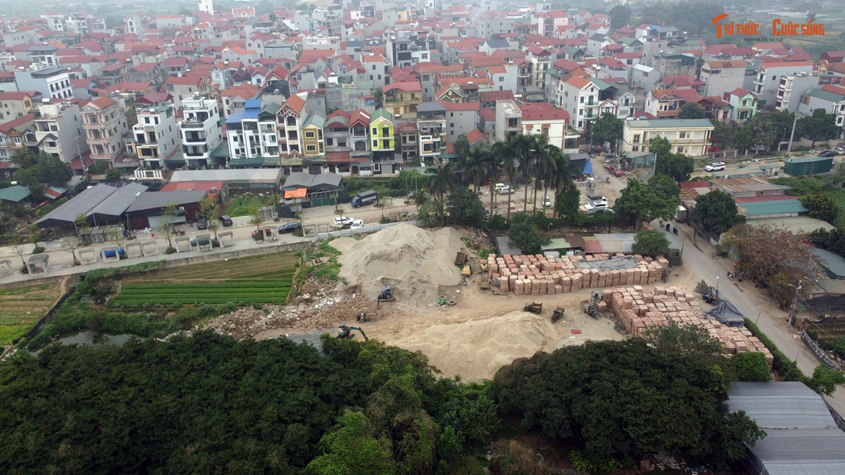 Mặc dù bãi tập kết VLXD trên phố Trung Tựu hoạt động nhếch nhác, ô nhiễm môi trường nằm sát với khu dân cư, mất mỹ quan đô thị. Thế nhưng đến nay (5/3/2026), vẫn chưa thấy bị xử lý, hay dẹp bỏ, thậm chí theo người dân bãi này còn có dấu hiệu san lấp mở rộng quy mô.